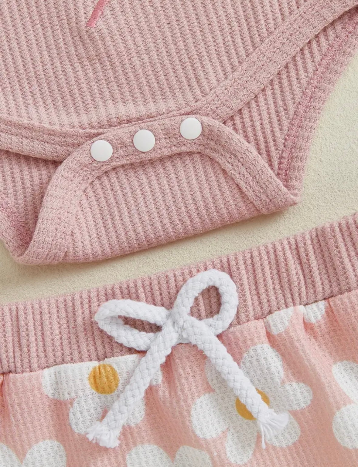 🌸 Pink Daisy Ribbed 3-Piece Baby Set – Bodysuit, Shorts & Headband