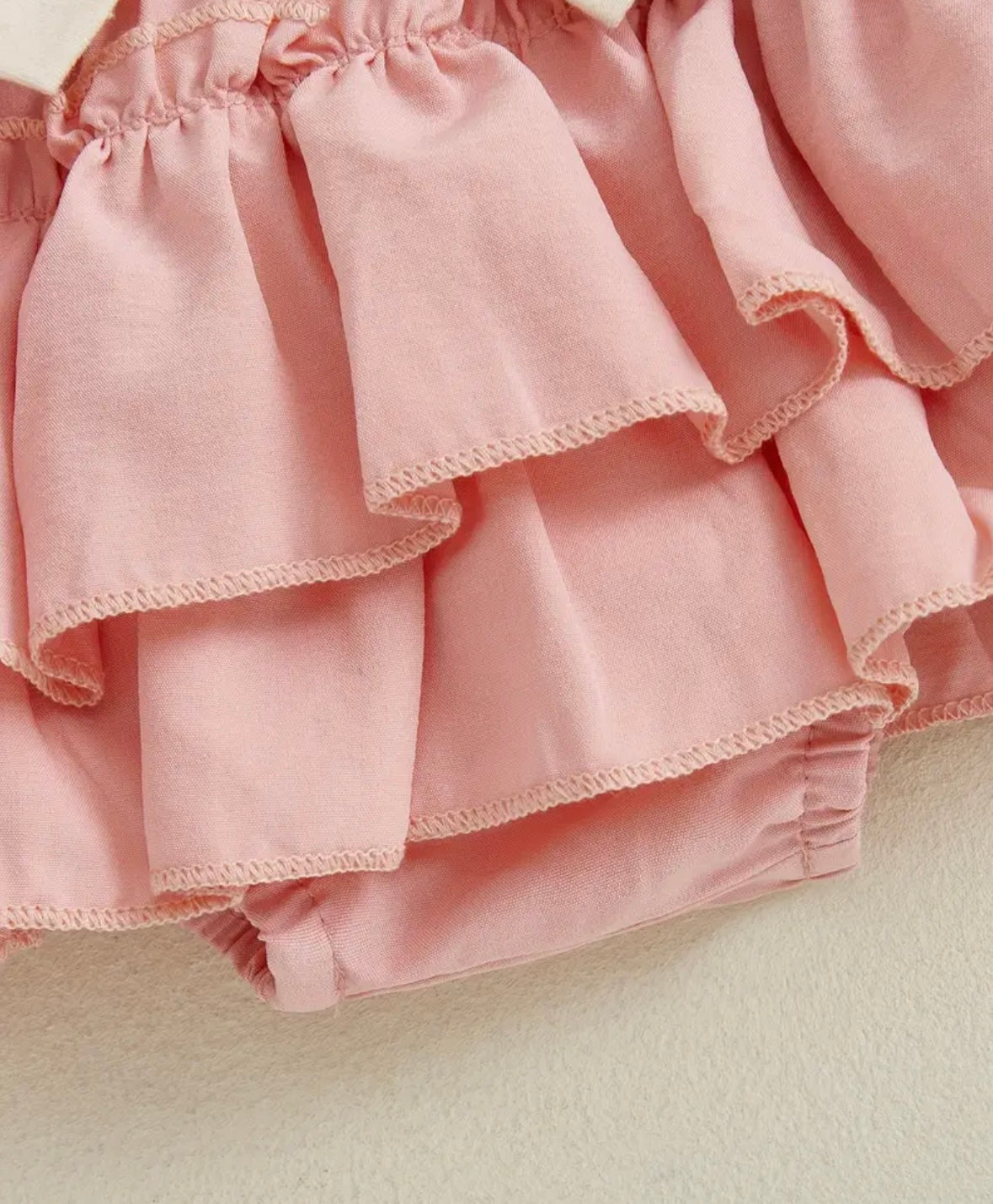 🌸 4-Piece Baby Girl Set – Floral Romper, Ruffle Shorts, Headband & Stockings 🌸