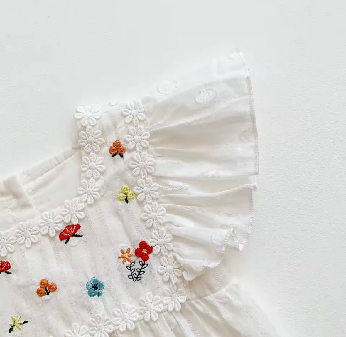 Vintage-Inspired Embroidered Flutter Sleeve Baby Romper – Size 66 (3-6 Months)