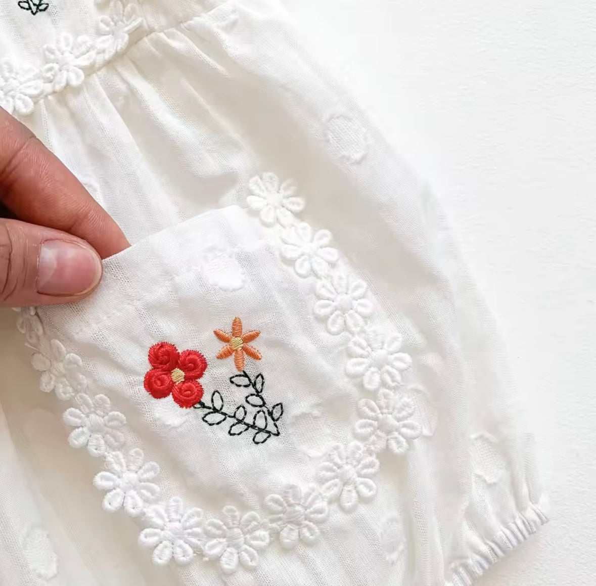 Vintage-Inspired Embroidered Flutter Sleeve Baby Romper – Size 66 (3-6 Months)