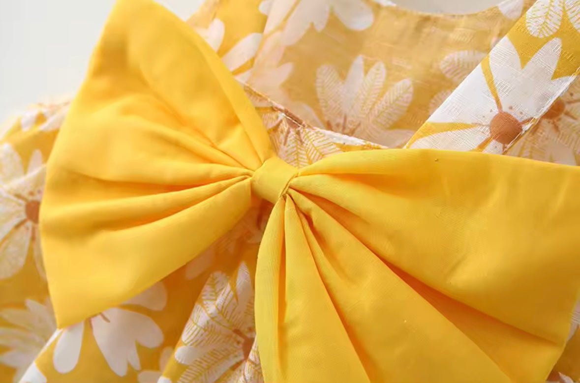 ✨ Sunshine Style for Your Little One ✨
Our adorable Yellow Daisy Dress + Matching Hat