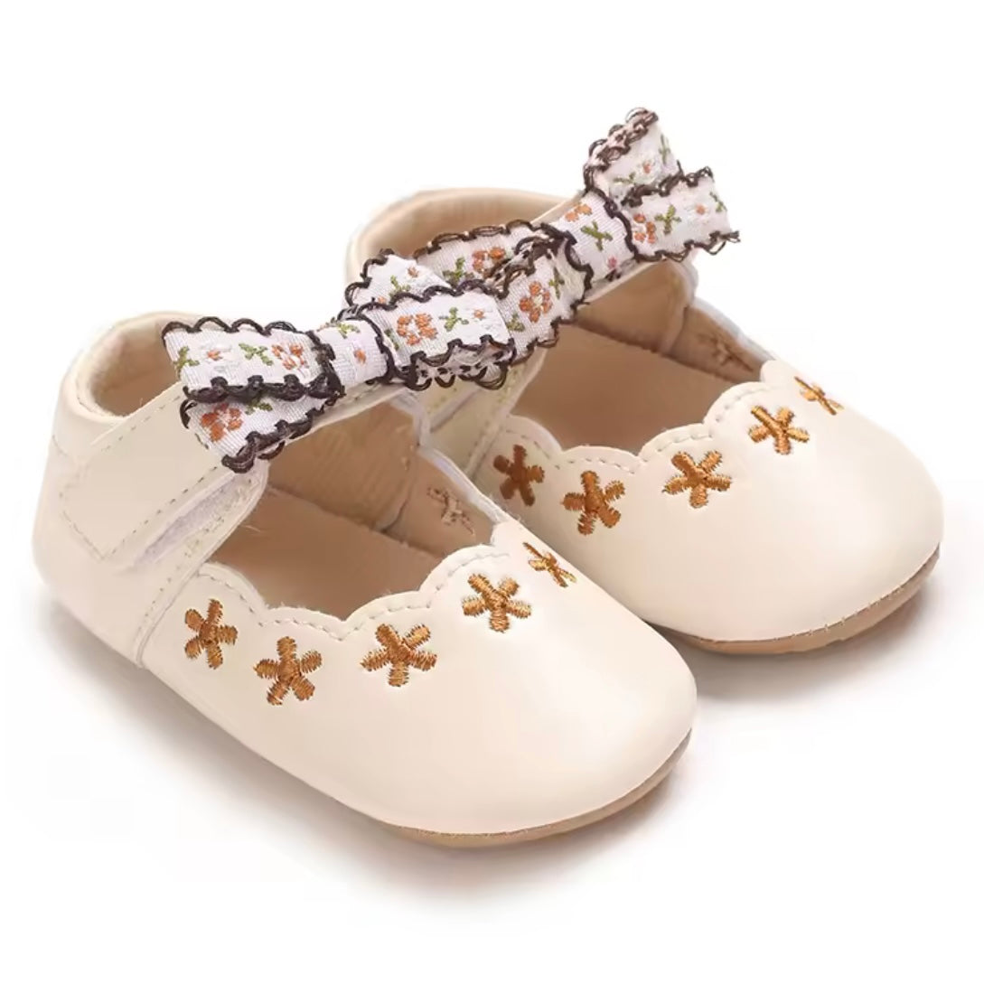 ✨ Baby Girl Embroidered Bow Crib Shoes – Size 7–12M ✨