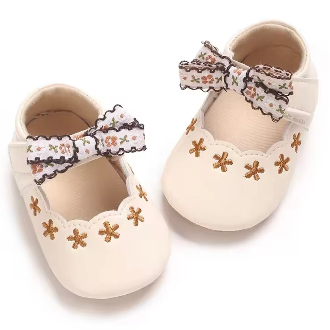 ✨ Baby Girl Embroidered Bow Crib Shoes – Size 7–12M ✨