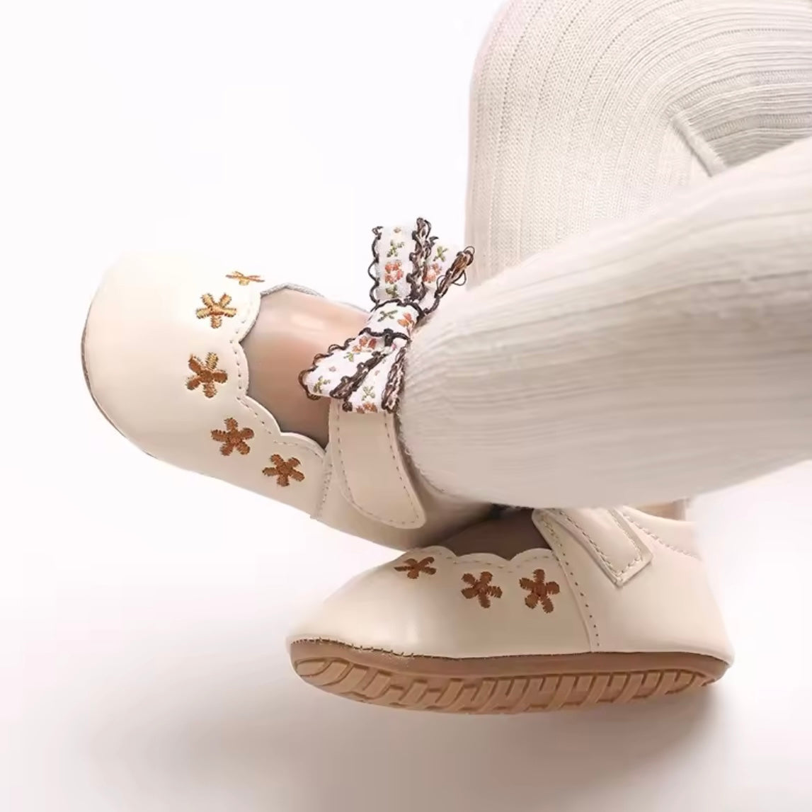 ✨ Baby Girl Embroidered Bow Crib Shoes – Size 7–12M ✨