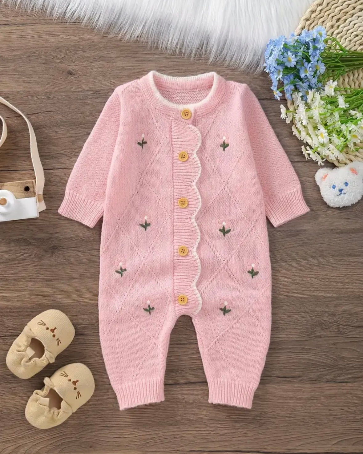 🌸 A timelessly sweet outfit for your baby girl’s first months 🌸