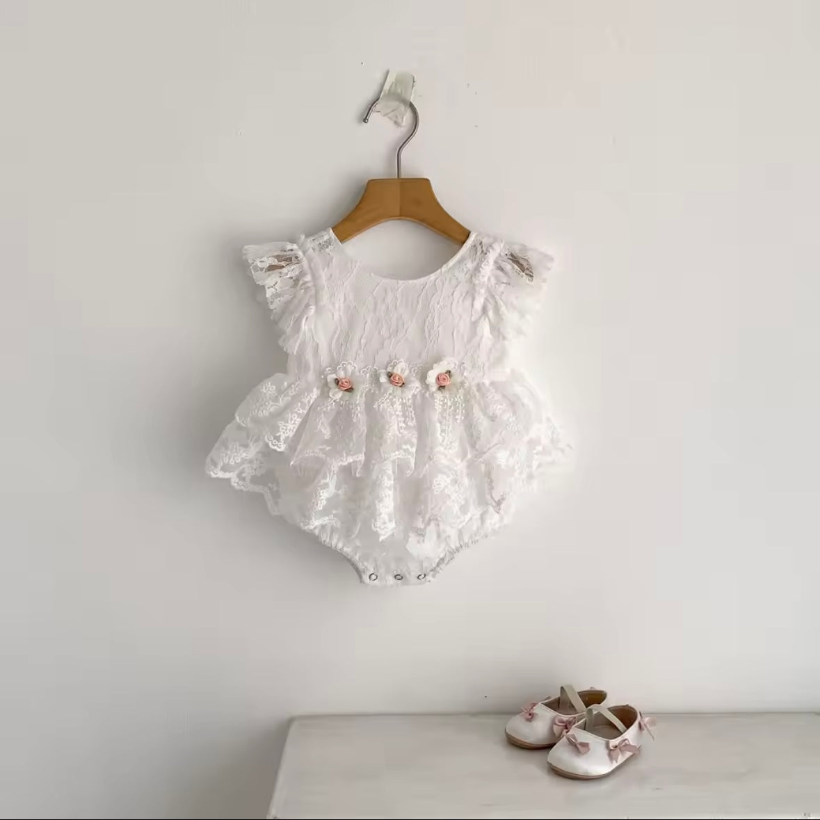 White Lace Baby Romper with Floral Details – Size 3–6 Months | Elegant Infant Photoshoot Outfit