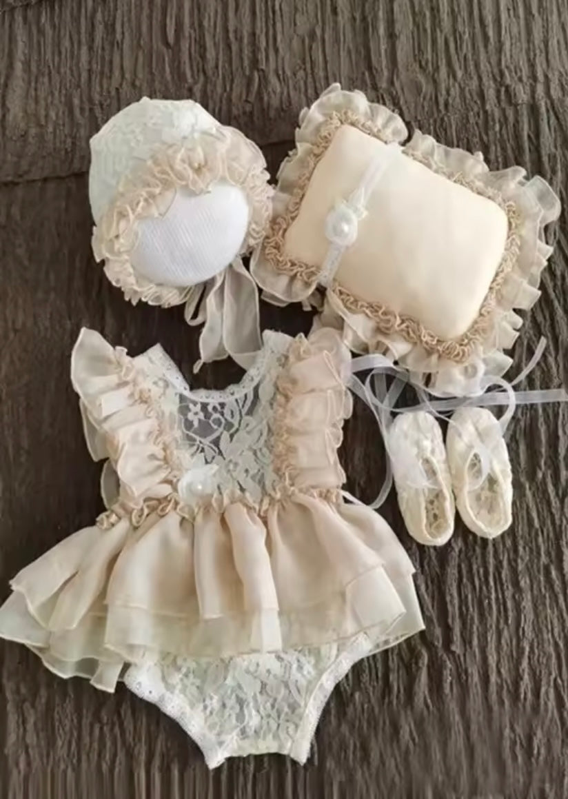👶 Vintage Lace Newborn Outfit Set (5-Piece)