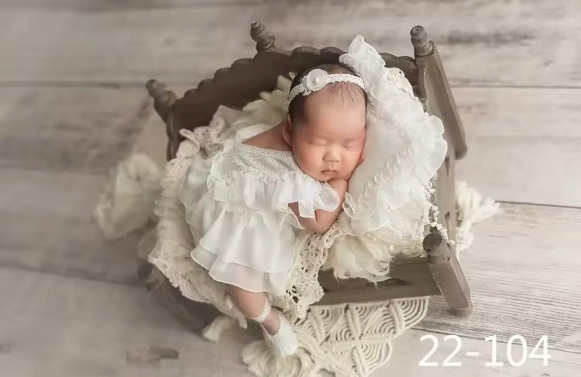 👶 Vintage Lace Newborn Outfit Set (5-Piece)