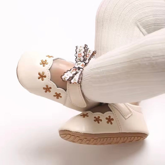 ✨ Baby Girl Embroidered Bow Crib Shoes – Size 7–12M ✨