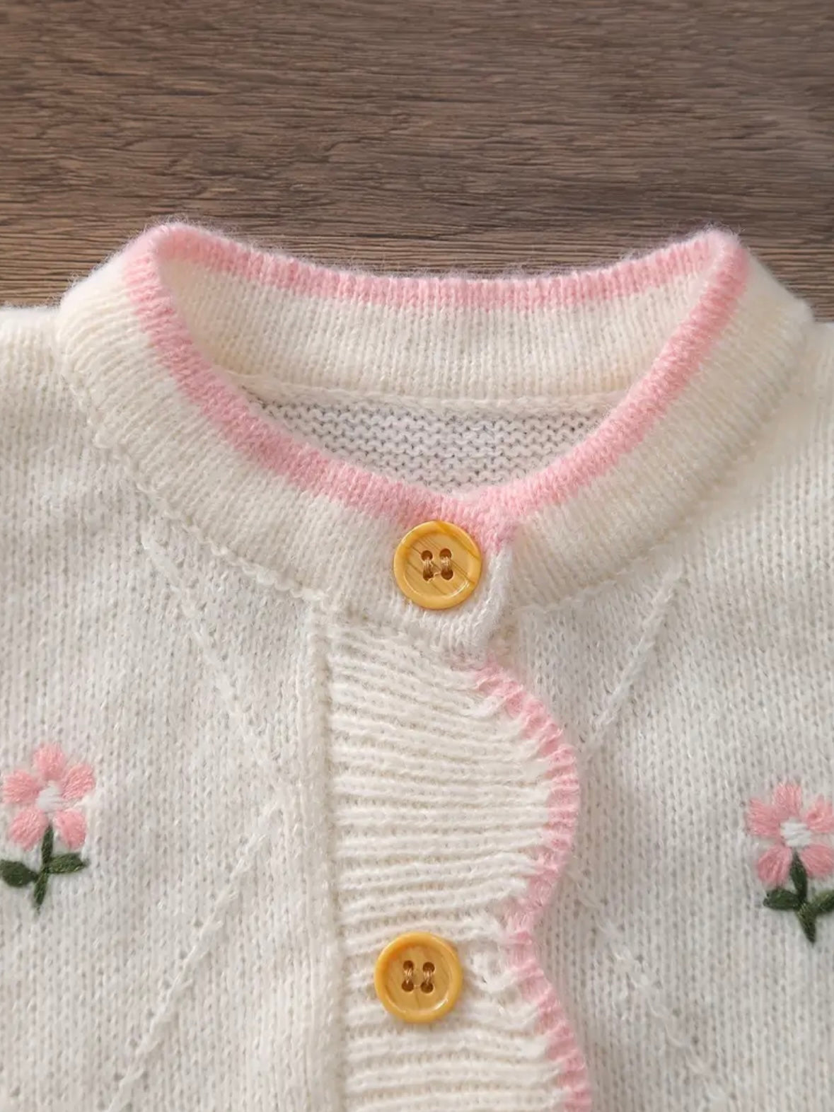 🤍 Newborn Knit Romper with Embroidered Flowers – Size 0–1M