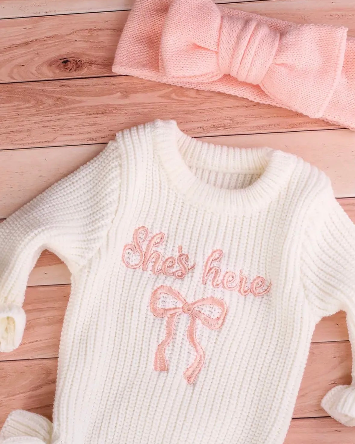 🤍 Newborn “She’s Here” Knit Romper with Bow Headband – Size Newborn
