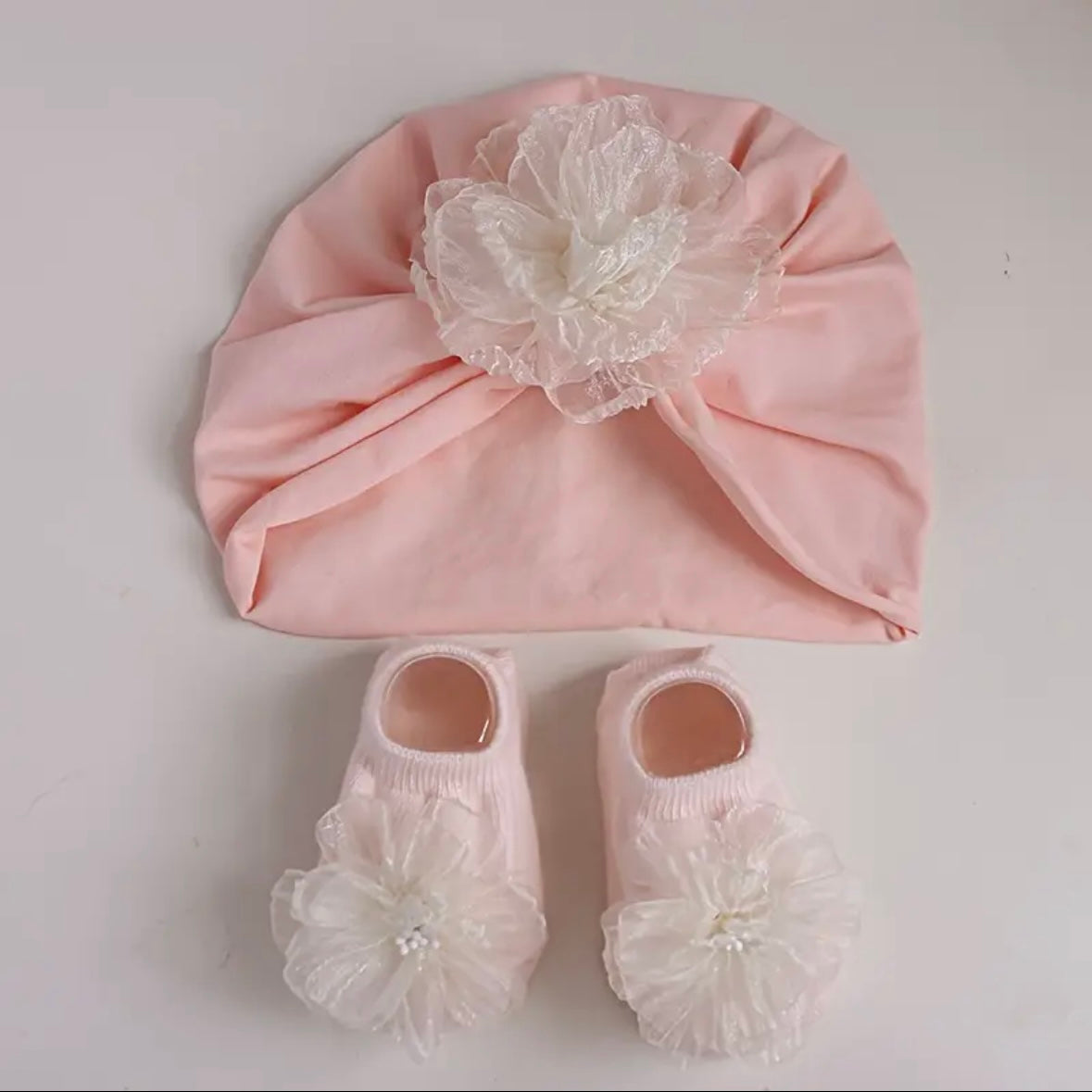 Newborn Baby Girl Gift Set – Pink Turban Hat & Matching Flower Shoes (0–6M)