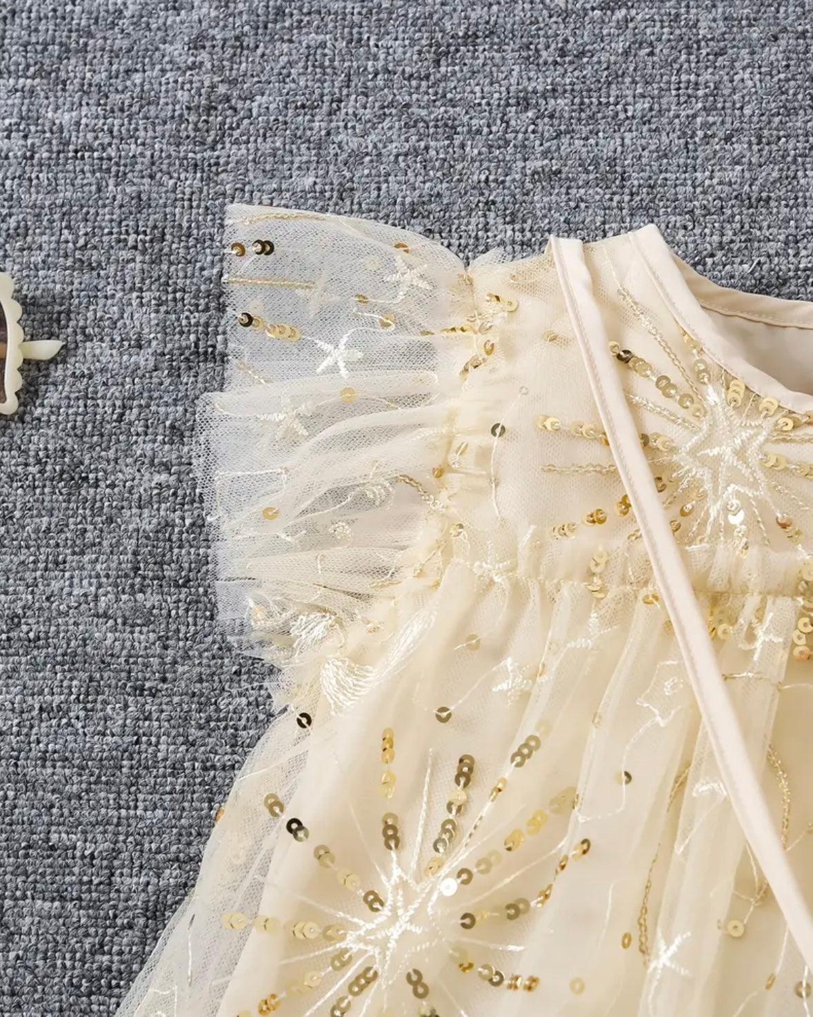 ✨ Gold Sparkle Princess Dress with Matching Purse – Size 4Y ✨