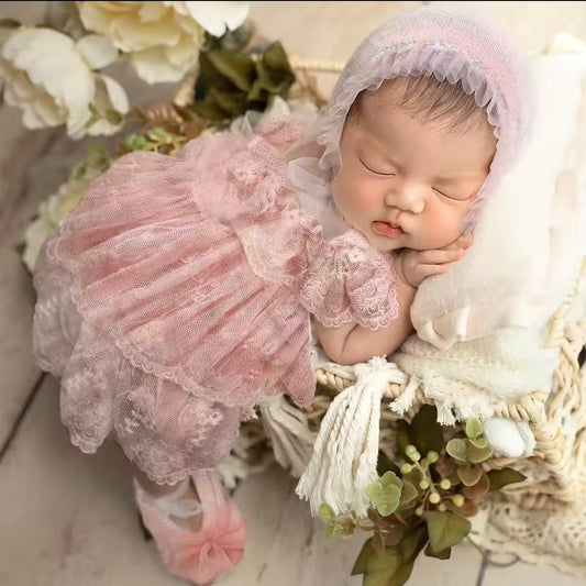 🌸 Blush Lace Newborn Romper with Bonnet & Shoes – 3-Piece Set 🌸