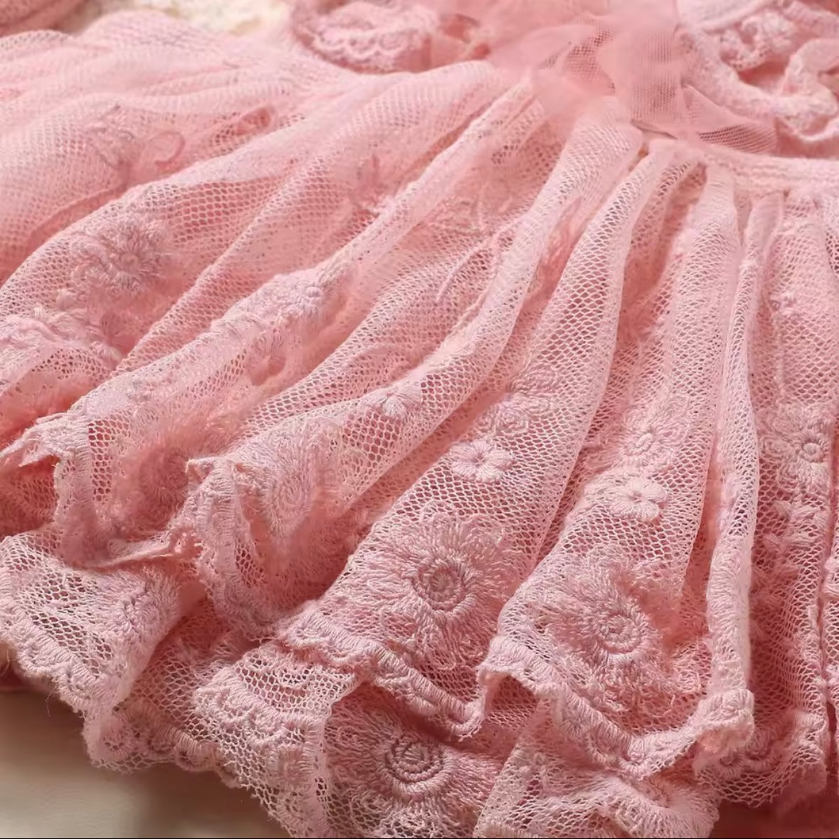 🌸 Blush Lace Newborn Romper with Bonnet & Shoes – 3-Piece Set 🌸