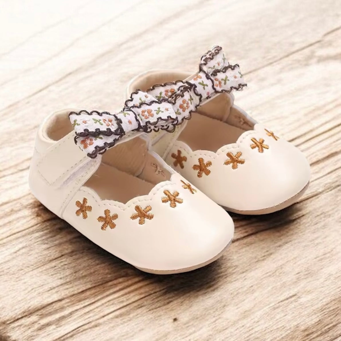 ✨ Baby Girl Embroidered Bow Crib Shoes – Size 7–12M ✨
