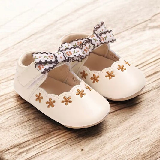 ✨ Baby Girl Embroidered Bow Crib Shoes – Size 7–12M ✨